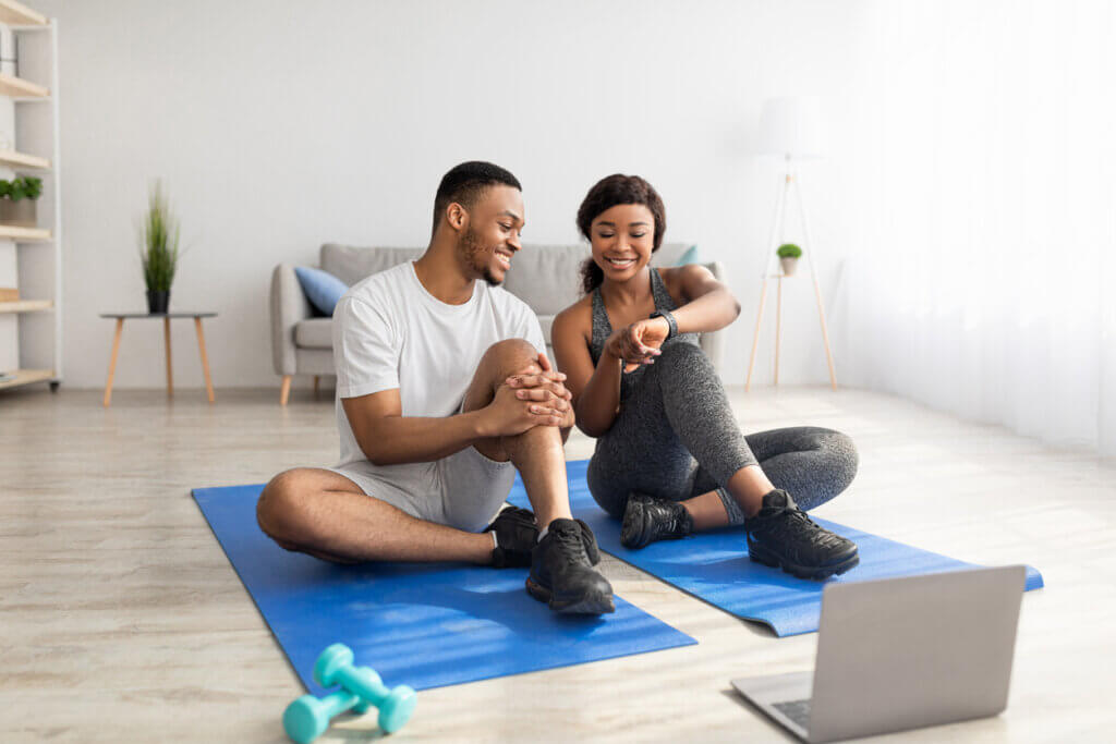 5 ejercicios para entrenar con tu pareja en casa