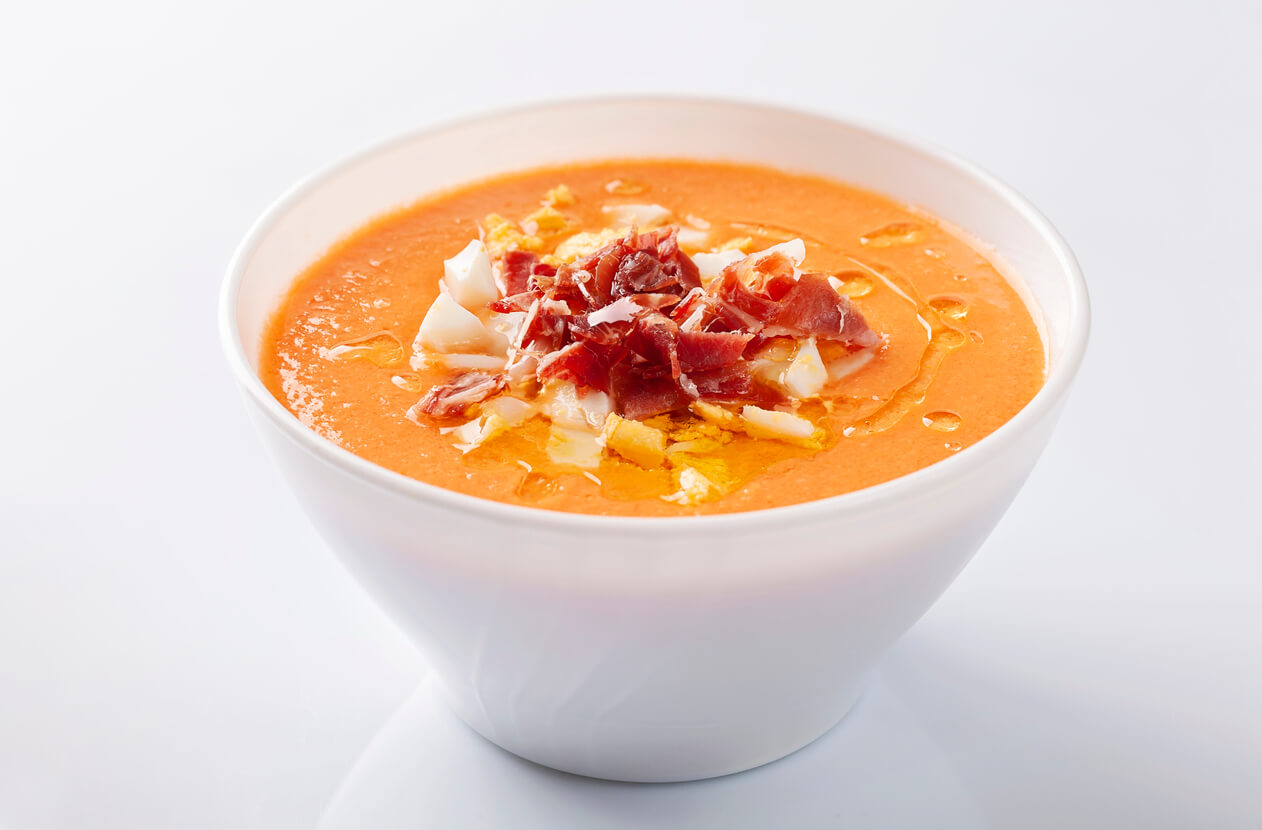 Sopa de salmorejo con jamón serrano