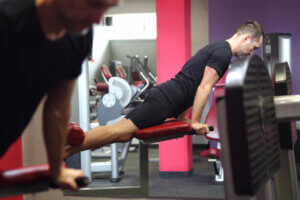 Curl de piernas acostado: técnica y errores comunes