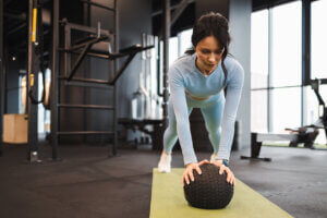 Fuerza isométrica: qué es, beneficios y cómo practicarla