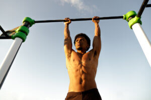 ¿Cómo mejorar tus dominadas y ganar fuerza al mismo tiempo?