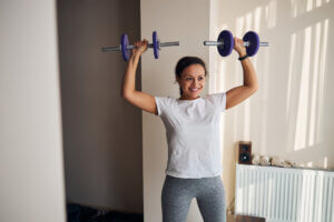 ¿Cómo hacer «press» militar con agarre abierto o cerrado?