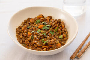 Deliciosa receta rica en proteína de lentejas guisadas con verduras