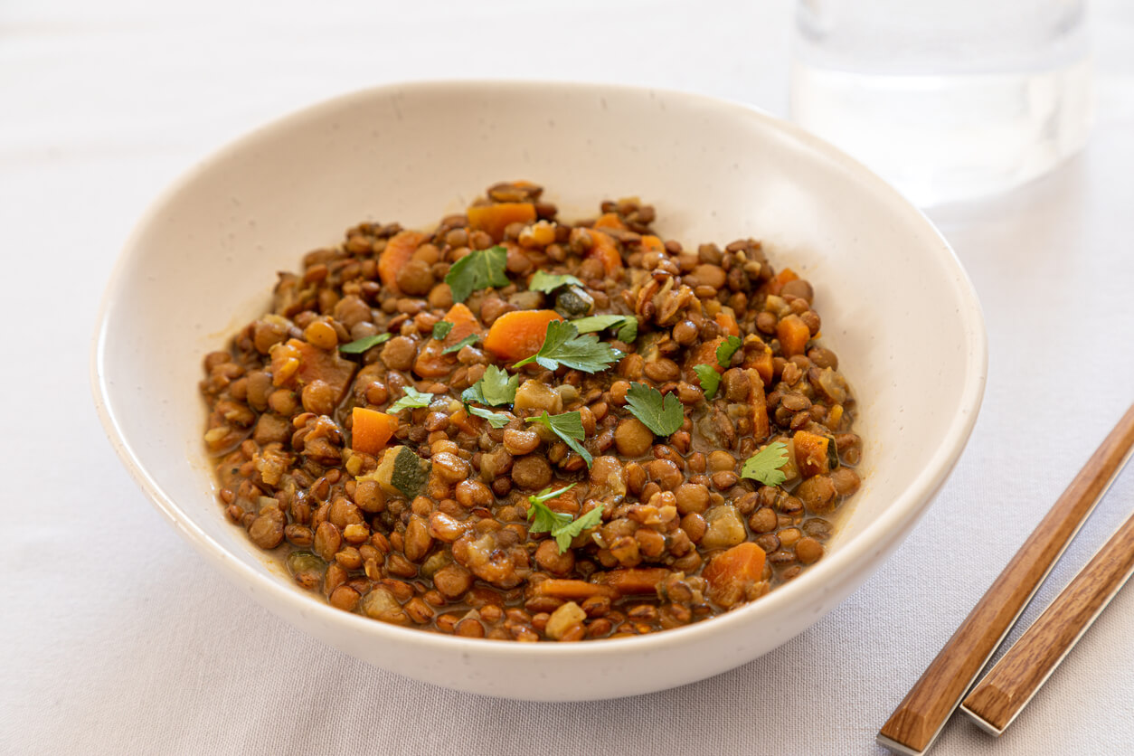 Deliciosa receta rica en proteína de lentejas guisadas con verduras
