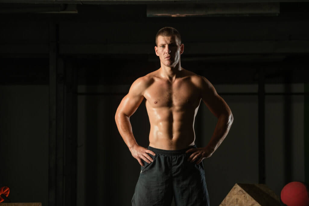 Hombre con abdomen y pectorales hipertrofiados
