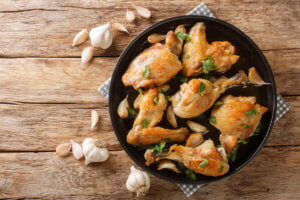 ¿Comer piel de pollo es bueno para la salud?