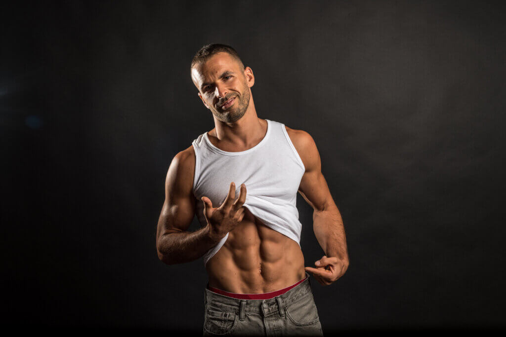 Hombre mostrando sus abdominales con soberbia