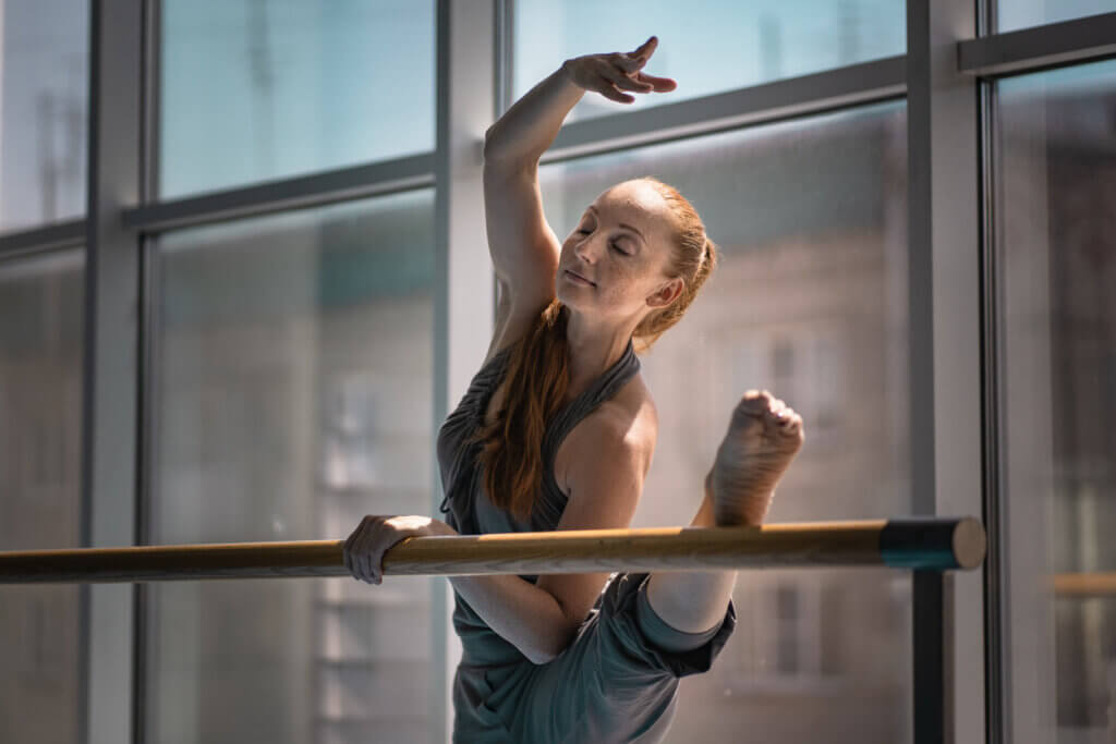 Mujer practicando ballet fit
