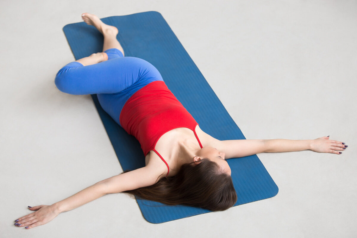 Mujer realizando ejercicios para relajar la zona lumbar