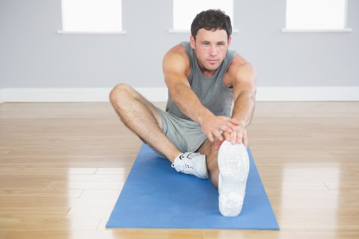 Hombre estirando piernas. 