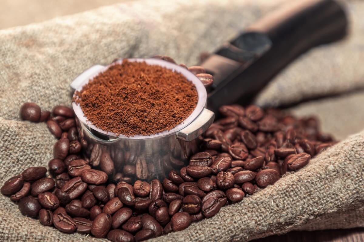 Café molido en una cuchara.