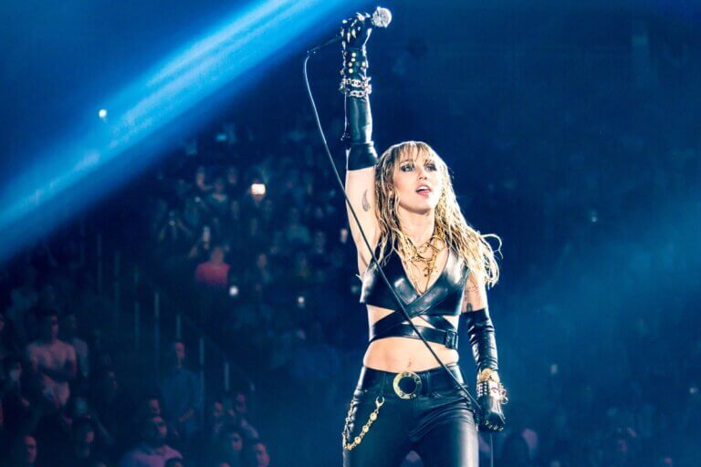 Conoce la rutina para tener el abdomen de Miley Cyrus