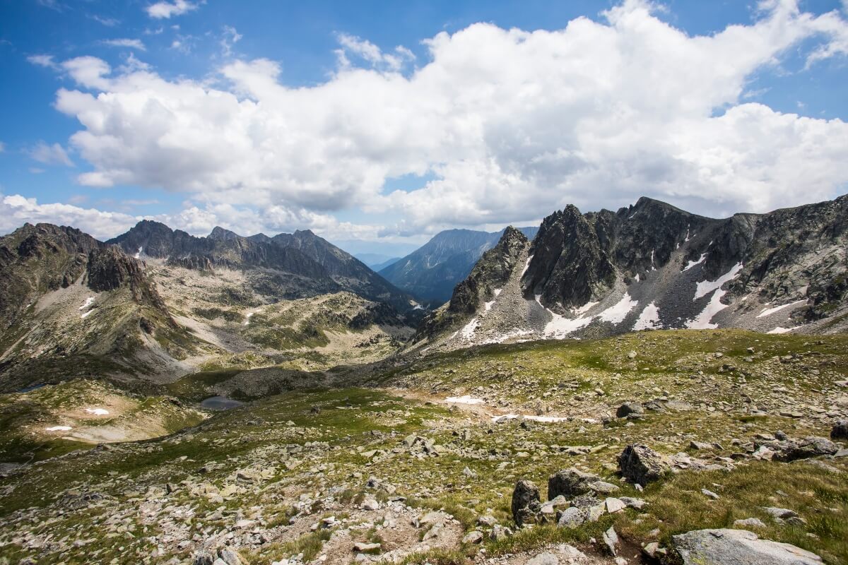 Vista de los Pirineos, una ruta de senderismo en España.