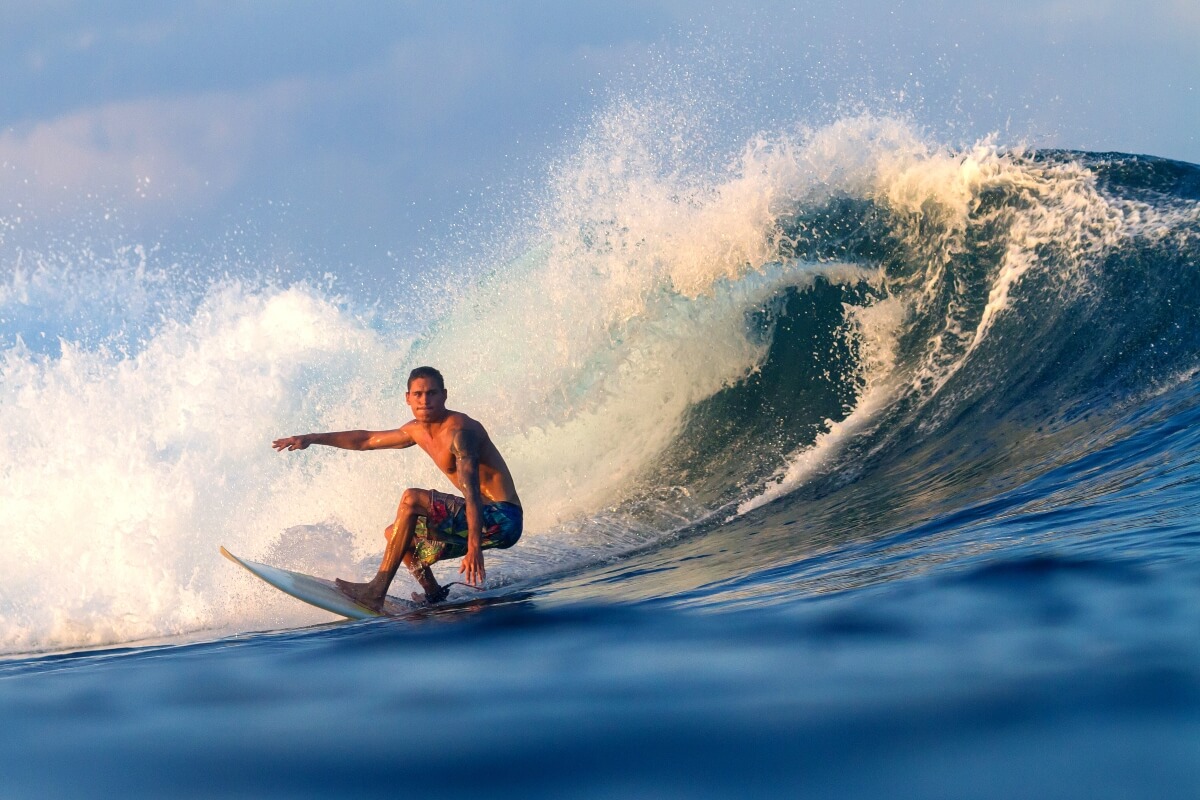 Hombre en el mar practicando surf.