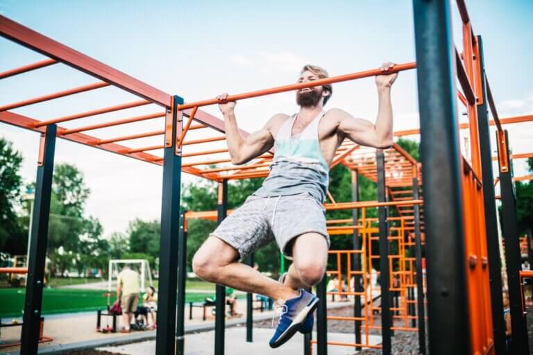 ¿Cómo entrenar los músculos con las dominadas?