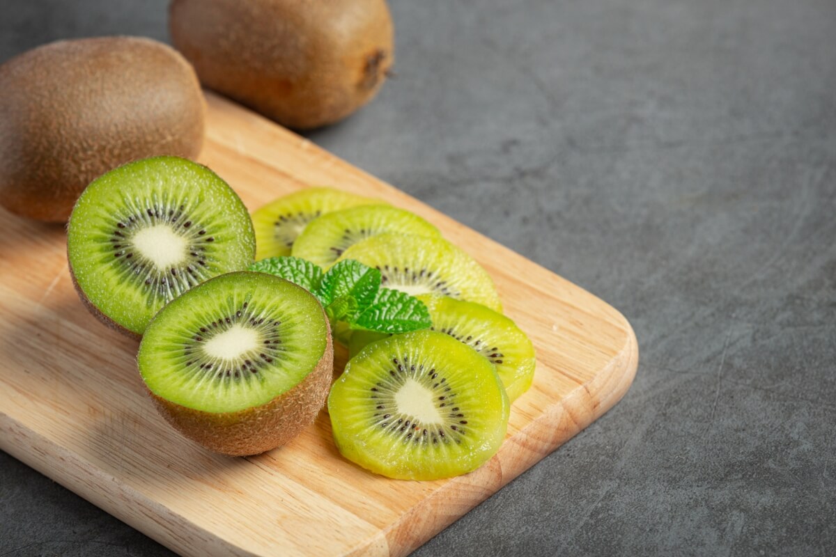 Kiwis sobre una tabla de madera.