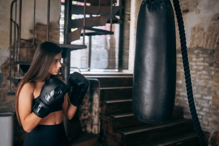 4 ejercicios de «kickboxing» que puedes hacer desde casa