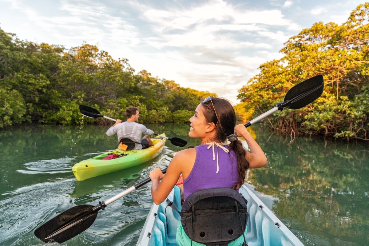 Personas practicando kayak en un río. 