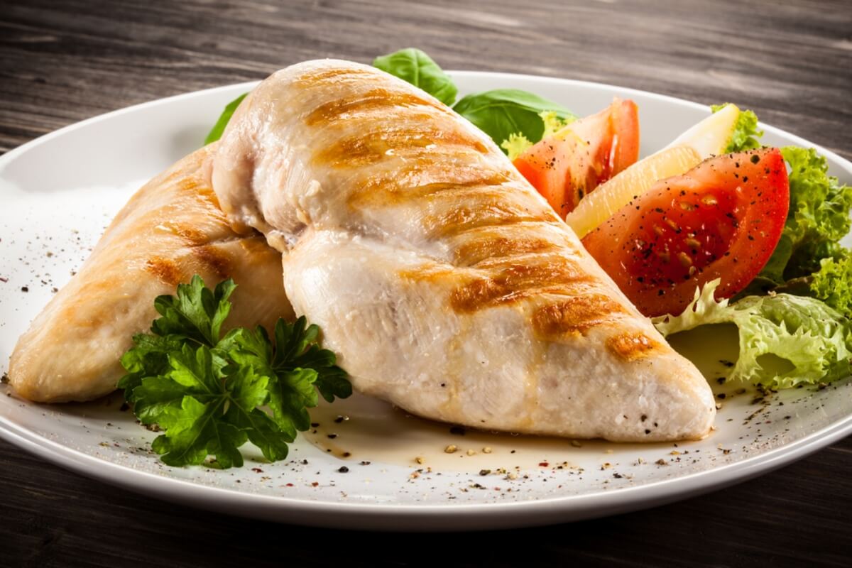 Plato de pollo con verduras en un plato