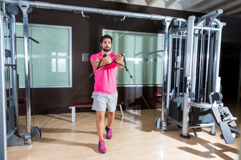 Cruces en polea baja para ejercitar los pectorales