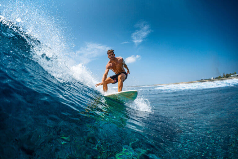 hombre practicando surf