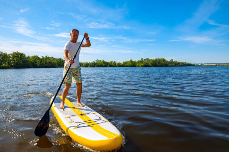 hombre sobre tabla de paddle surf