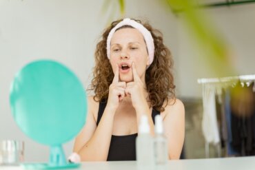 10 ejercicios de yoga facial para rejuvenecer la piel y tonificar músculos