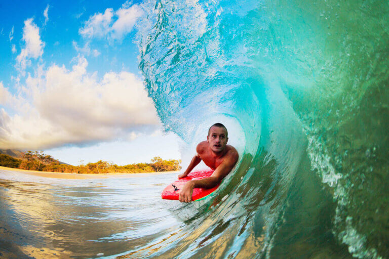 surfista bajo una ola