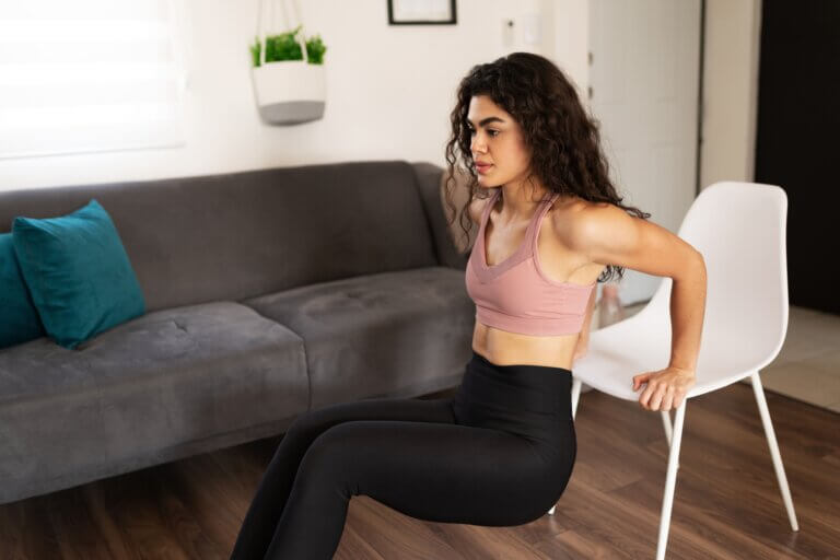 10 ejercicios que puedes hacer con una silla