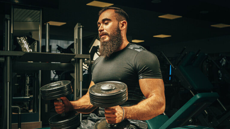 Los 6 mejores ejercicios de «curl» en martillo para fortalecer bíceps