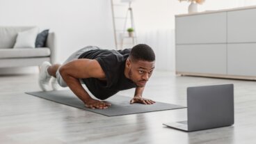 10 ejercicios efectivos para entrenar hombros en casa