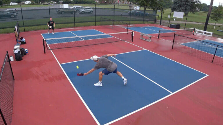 hombres-jugando-pickleball