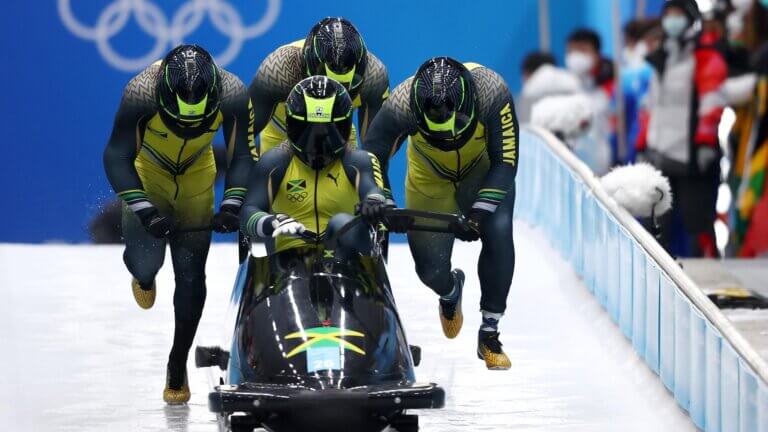 Trineo con atletas corriendo.