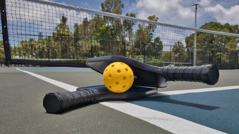 raqueta-pelota-pickleball