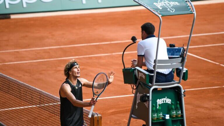 árbitro imparte ley en el deporte