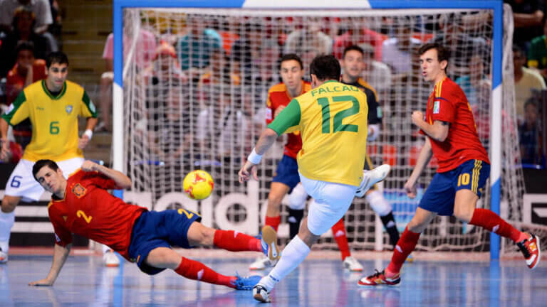 partido de futsal con falcao
