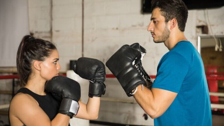 hombre y mujer boxeando