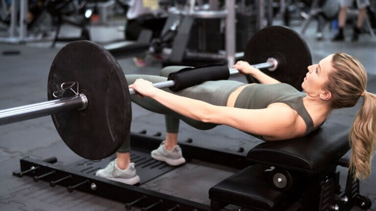 mujer haciendo hip thrust con peso