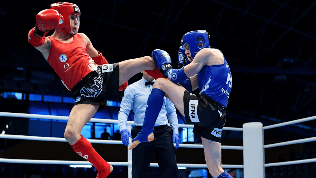 Dos personas practicando muay thai.