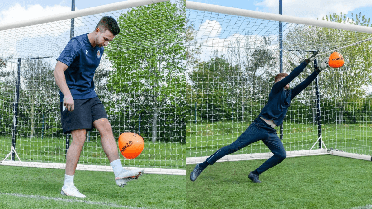 Portero atajando con un balón de entrenamiento naranja