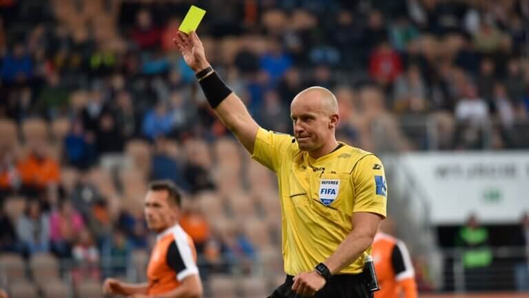 Por qué se saca tarjeta amarilla en el fútbol y cuáles son sus consecuencias