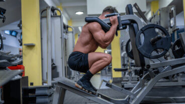 Cómo realizar la sentadilla «hack» invertida para fortalecer tu tren inferior