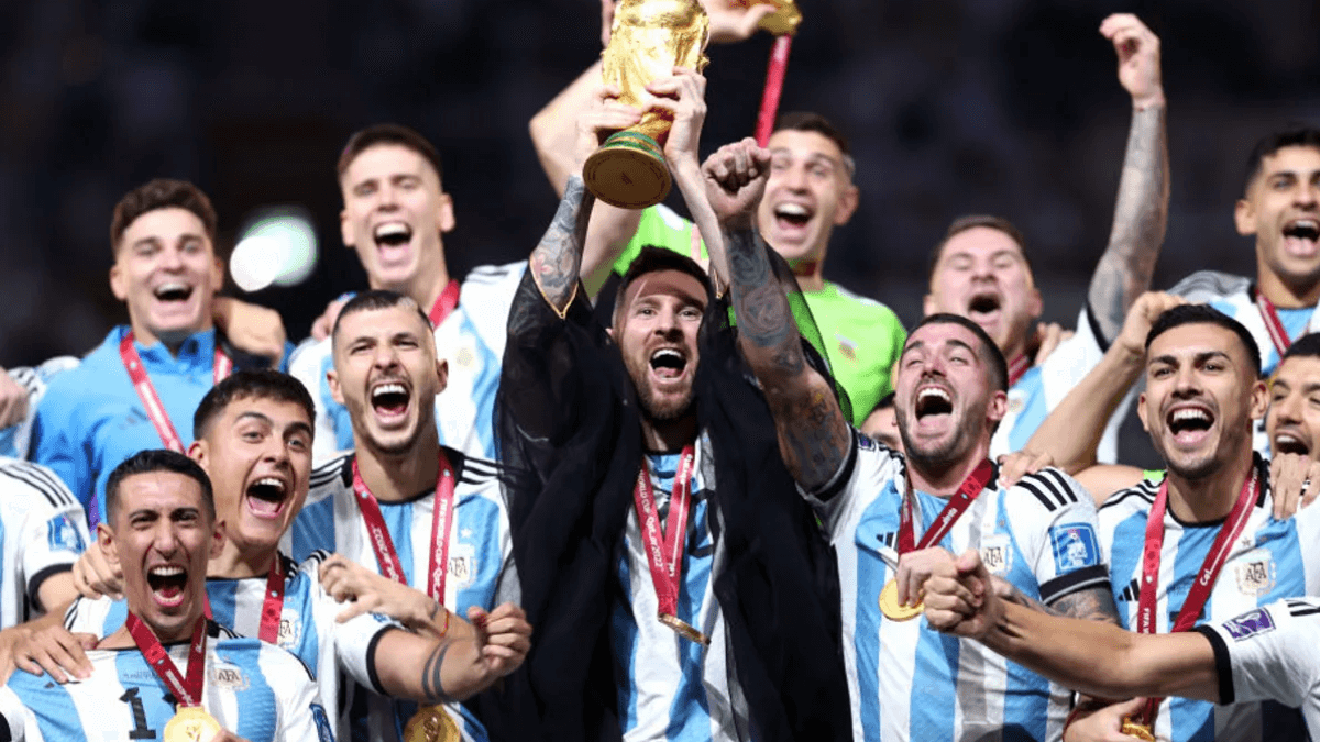 Messi levanta la Copa del Mundo de la FIFA.