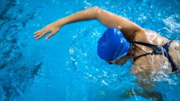 Qué beneficios tiene practicar natación para las mujeres