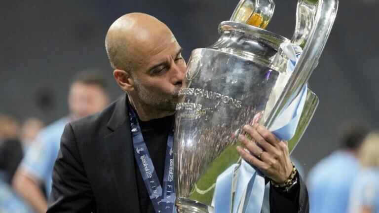 Pep Guardiola besando la Champions League