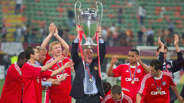 Ottmar Hitzfeld levantando la Champions League con FC Bayern