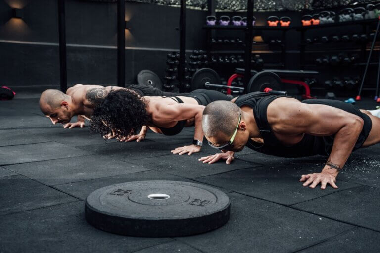 Cómo elegir un suelo resistente para entrenamientos de alto impacto en el exterior